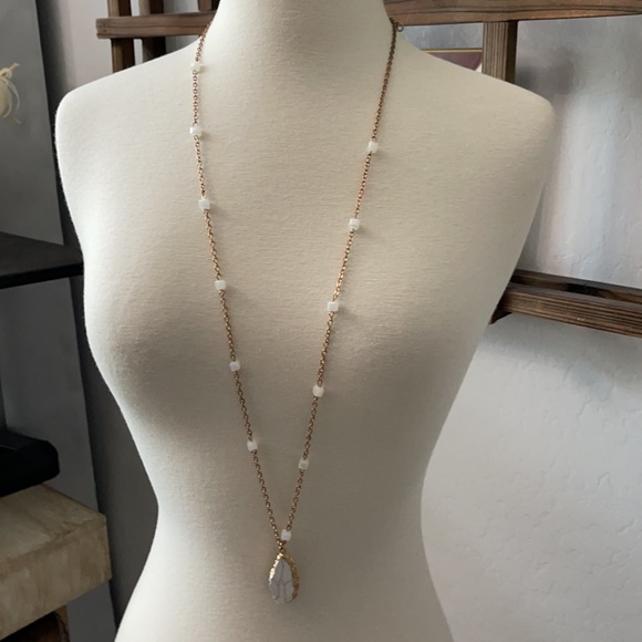 Beautiful white stone with gold tone necklace - Picture 5 of 7